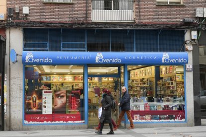 Escaparate de Perfumería Avenida en la calle Tudela.