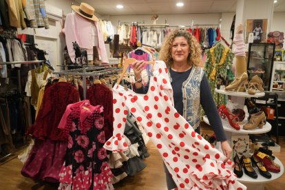 Maku Ruiz, dueña gerente de la tienda de moda flamenca Costurart, en el número 5 de la calle Tudela.