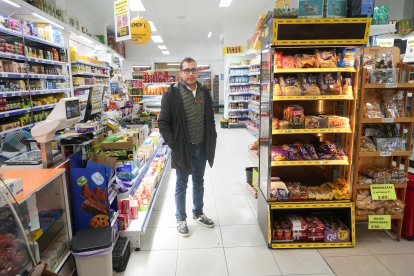 Mosthak Ahmed, dueño de la tienda de alimentación Fortune Alimentación, en el número 1 de la calle Tudela.