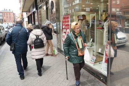 Una mujer pasa por delante del escaparate de Pilar Prieto en la calle Tudela.