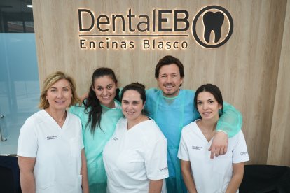 Noemí, Mónica, Tania, Doctor Sergio Encinas y Celia, equipo de la clínica Dental EB, en la esquina con la calle Don Sancho.
