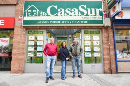 Javier, Lourdes y José Luis, equipo de la inmobiliaria CasaSur, en el número 2 de la calle Tudela.