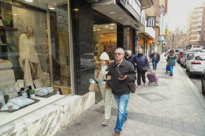 Varias personas pasan por delante del escaparate de Decoraciones Morales en la calle Tudela.