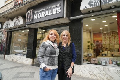 Sonia Morales con Mónica Morales, dueñas de la tienda de decoración de interiores Morales, en el número 1 de la calle Tudela.