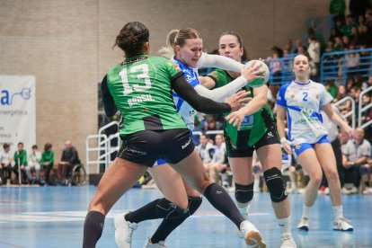 Una acción del duelo jugado por el Aula en Villava ante el Beti Onak.