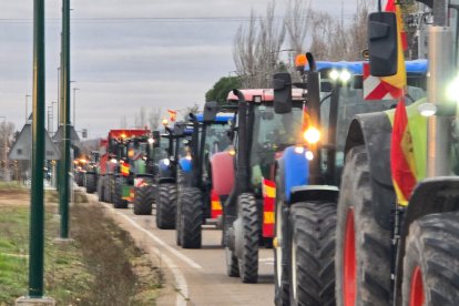 Columnas de tractores entrando en Valladolid.