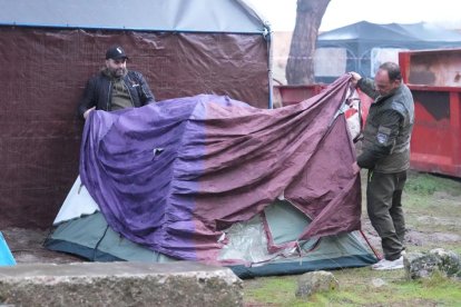 Los primeros moteros llegan a la carpa de Motauros.