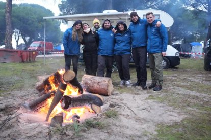 Los primeros moteros llegan a la carpa de Motauros.