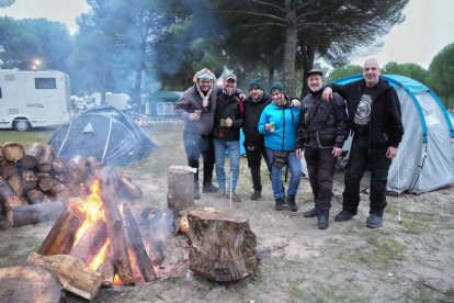 Los primeros moteros llegan a la carpa de Motauros.