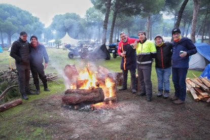 Los primeros moteros llegan a la carpa de Motauros.