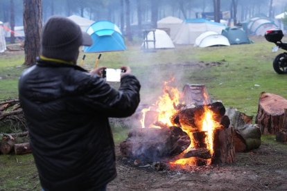 Los primeros moteros llegan a la carpa de Motauros.