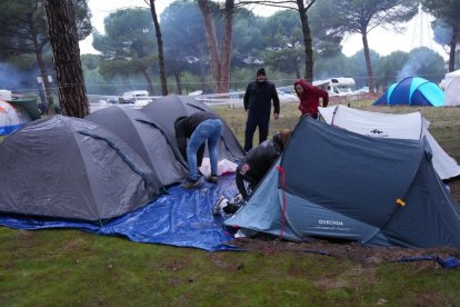 Los primeros moteros llegan a la carpa de Motauros.