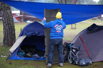 Los primeros moteros llegan a la carpa de Motauros.