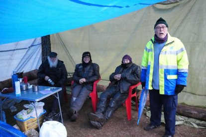 Los primeros moteros llegan a la carpa de Motauros.