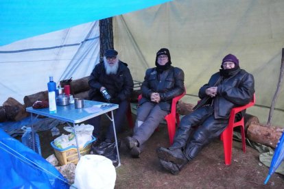 Los primeros moteros llegan a la carpa de Motauros.