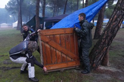 Los primeros moteros llegan a la carpa de Motauros.