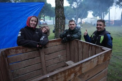 Los primeros moteros llegan a la carpa de Motauros.