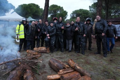 Los primeros moteros llegan a la carpa de Motauros.