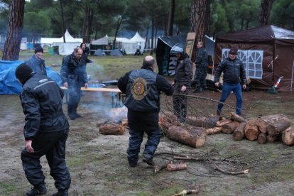 Los primeros moteros llegan a la carpa de Motauros.