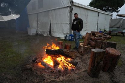 Los primeros moteros llegan a la carpa de Motauros.