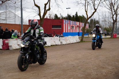 Los primeros moteros llegan a la carpa de Motauros.
