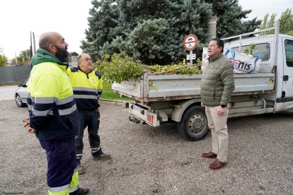 El alcalde de Viana de Cega (Valladolid), Alberto Collantes, en su día a día como regidor