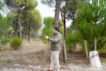 El alcalde de Viana de Cega (Valladolid), Alberto Collantes, en su día a día como regidor
