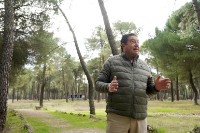 El alcalde de Viana de Cega (Valladolid), Alberto Collantes, en su día a día como regidor
