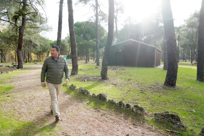El alcalde de Viana de Cega (Valladolid), Alberto Collantes, en su día a día como regidor