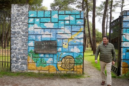 El alcalde de Viana de Cega (Valladolid), Alberto Collantes, en su día a día como regidor