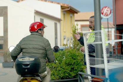 El alcalde de Viana de Cega (Valladolid), Alberto Collantes, en su día a día como regidor