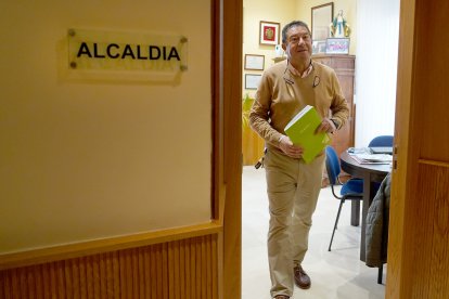 El alcalde de Viana de Cega (Valladolid), Alberto Collantes, en su día a día como regidor