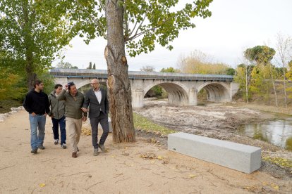 El alcalde de Viana de Cega (Valladolid), Alberto Collantes, en su día a día como regidor
