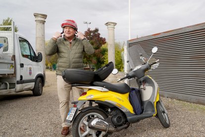 El alcalde de Viana de Cega (Valladolid), Alberto Collantes, en su día a día como regidor