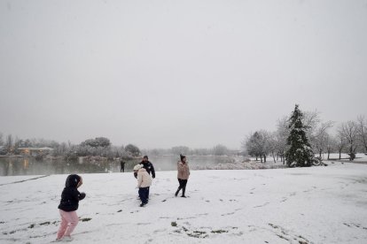 Nieve en la zona del lago en Laguna de Duero.