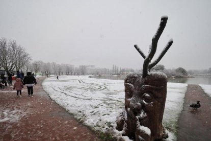 Nieve en la zona del lago en Laguna de Duero.