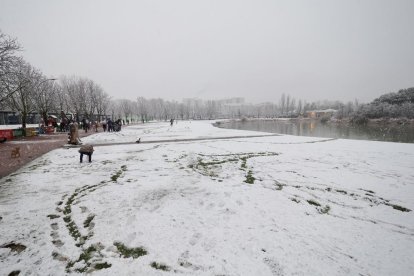 Nieve en la zona del lago en Laguna de Duero.