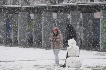 Nieve en la zona del lago en Laguna de Duero.