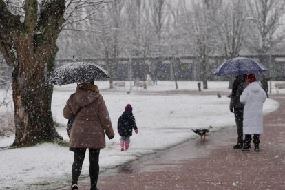 Nieve en la zona del lago en Laguna de Duero.