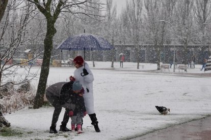 Nieve en la zona del lago en Laguna de Duero.