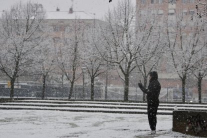 Nieve en la zona del lago en Laguna de Duero.