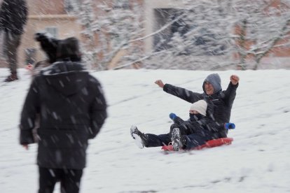 Nieve en la zona del lago en Laguna de Duero.