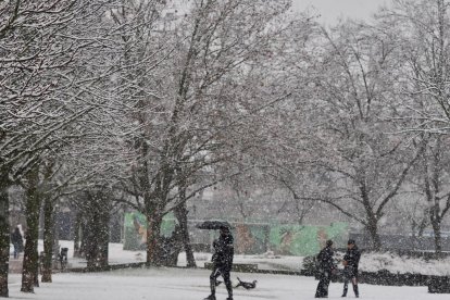 Nieve en la zona del lago en Laguna de Duero.