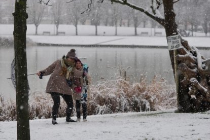 Nieve en la zona del lago en Laguna de Duero.