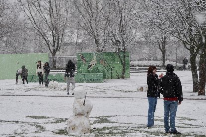 Nieve en la zona del lago en Laguna de Duero.