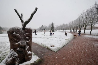 Nieve en la zona del lago en Laguna de Duero.