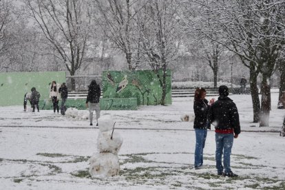 Nieve en la zona del lago en Laguna de Duero.