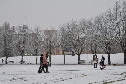 Nieve en la zona del lago en Laguna de Duero.