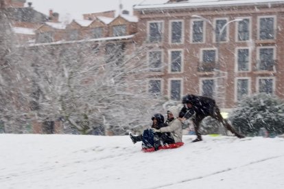 Nieve en la zona del lago en Laguna de Duero.