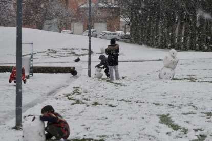 Nieve en la zona del lago en Laguna de Duero.